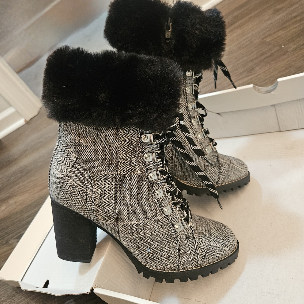 Chic Women's Heeled Boots with Black Fur Trim